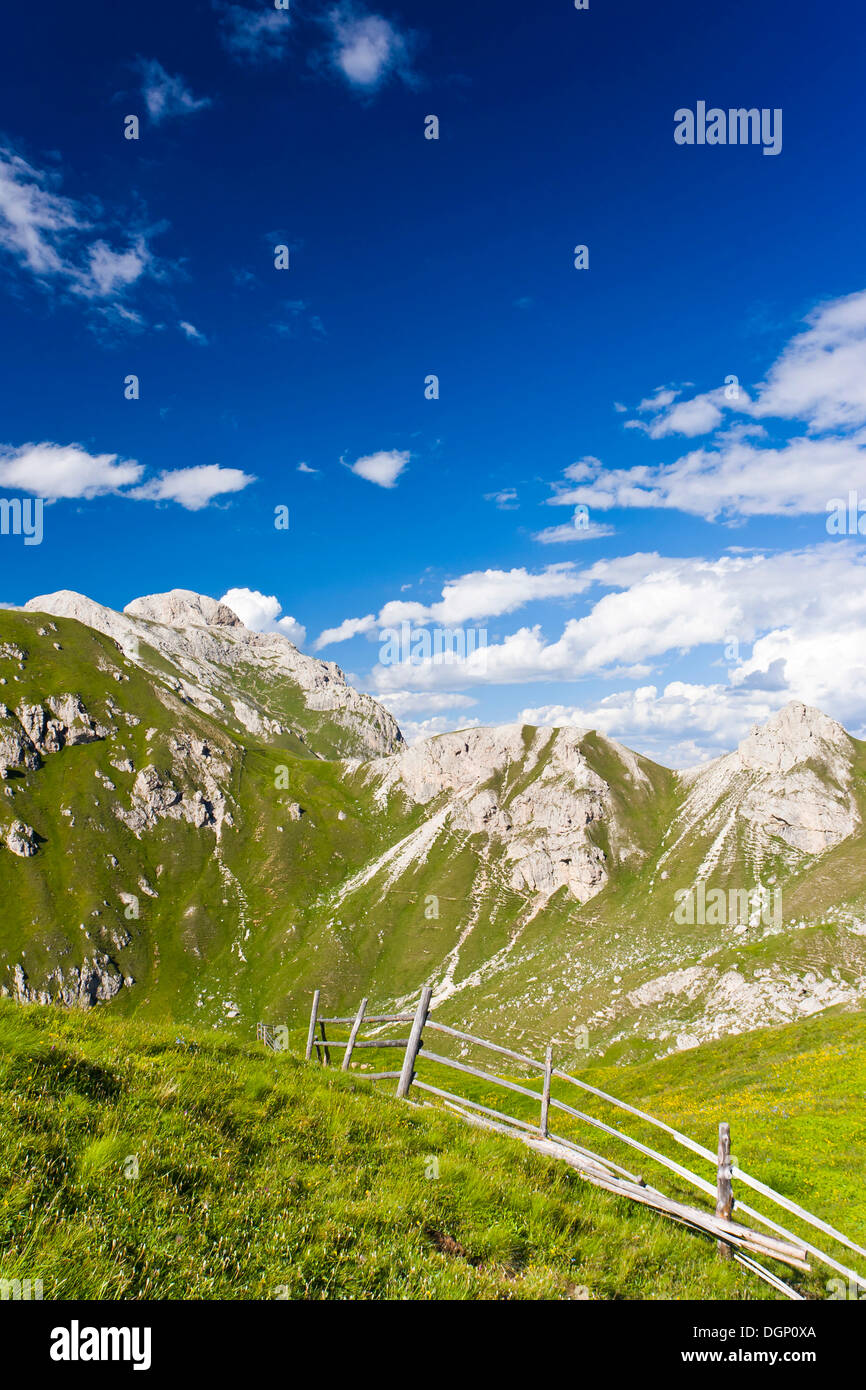 Su Mt Zendleser Kofel sopra Zanser Alm, Zanser alp, con Mt Sass de Putia sul retro, Villnoesstal o Val di Funes, Dolomiti Foto Stock