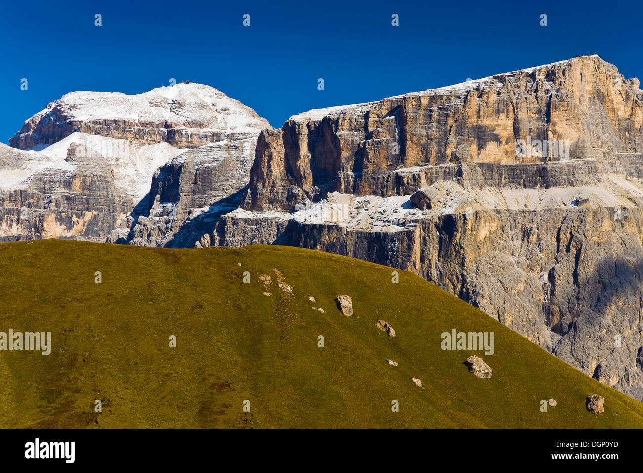 Massiccio del Sella e Mt Piz Boè, Sellajoch, Passo Sella Groednertal, Val Gardena, Dolomiti, Alto Adige, Italia, Europa Foto Stock