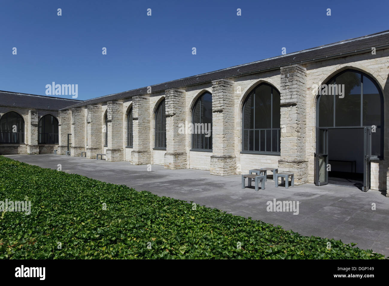 Università Cattolica di Lovanio Arenberg biblioteca, Leuven, Belgio. Architetto: Rafael Moneo, 2002. Esterno del chiostro contro cle Foto Stock