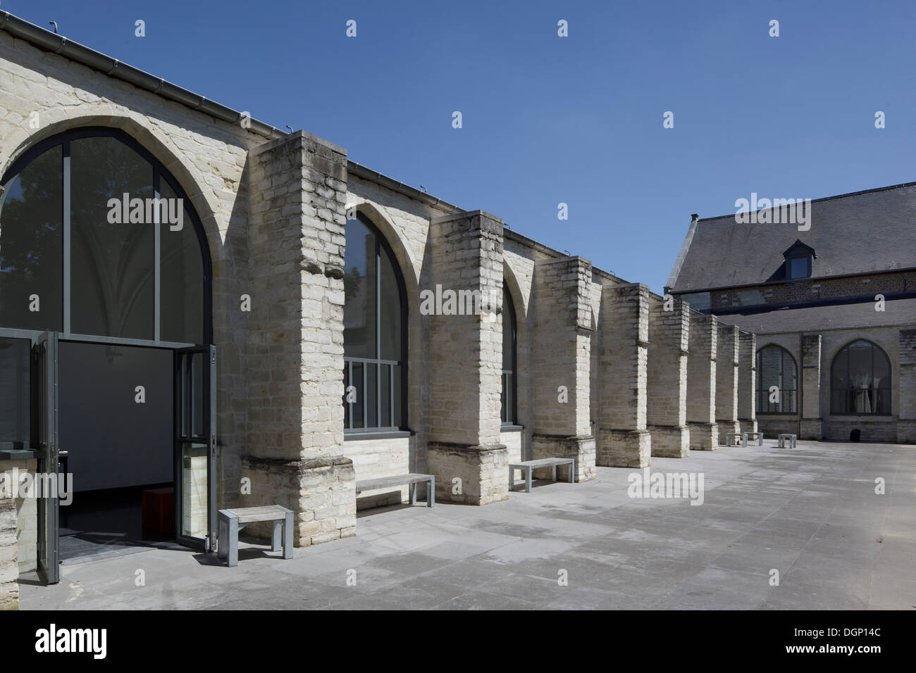Università Cattolica di Lovanio Arenberg biblioteca, Leuven, Belgio. Architetto: Rafael Moneo, 2002. Esterno del chiostro contro cle Foto Stock