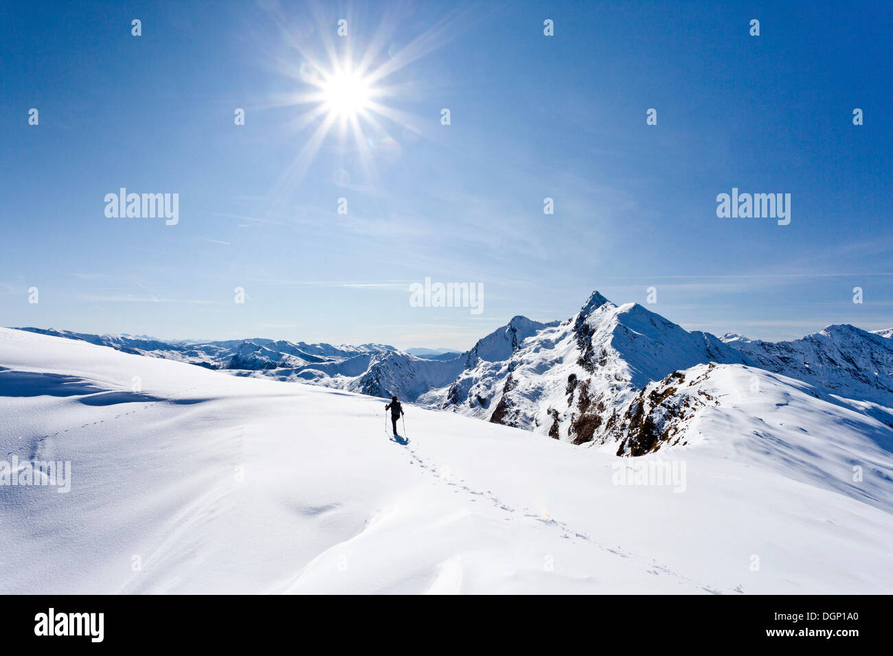 Gli escursionisti a piedi su Roethenspitz montagna sopra il Penser ridge, il picco di Penser Weissenhorn montagna all'indietro Foto Stock