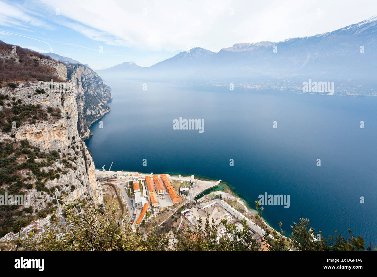 Visualizza durante la fase di ascesa da Campione alla Madonnina di Montecastello sopra il Lago di Garda, il villaggio di Campione e il Lago di Garda Foto Stock