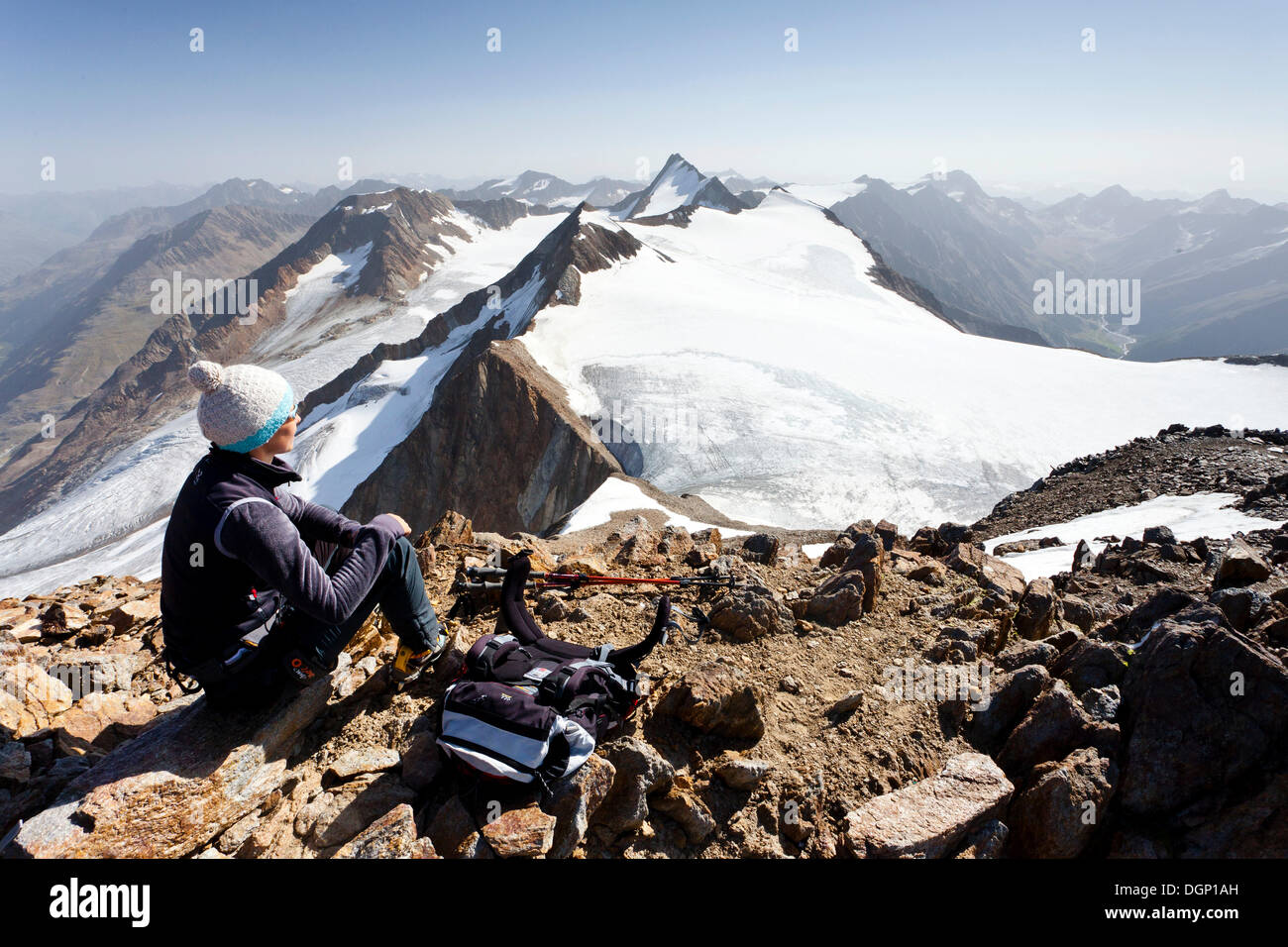 Escursionista in appoggio sulla vetta del monte Similaun, vicino Niederjochferner ghiacciaio in Val Senales al di sopra del Fernagt Foto Stock
