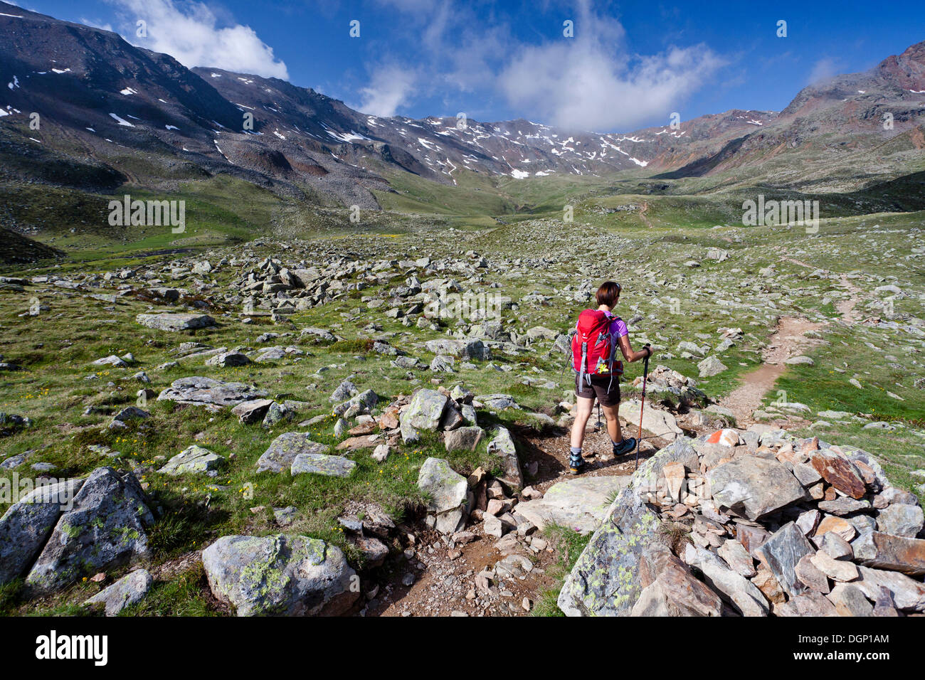 Escursionista durante la salita alla vetta del monte Gleckspitz, più arretrato Ulten Valley, il picco di montagna Gleckspitz sul retro Foto Stock