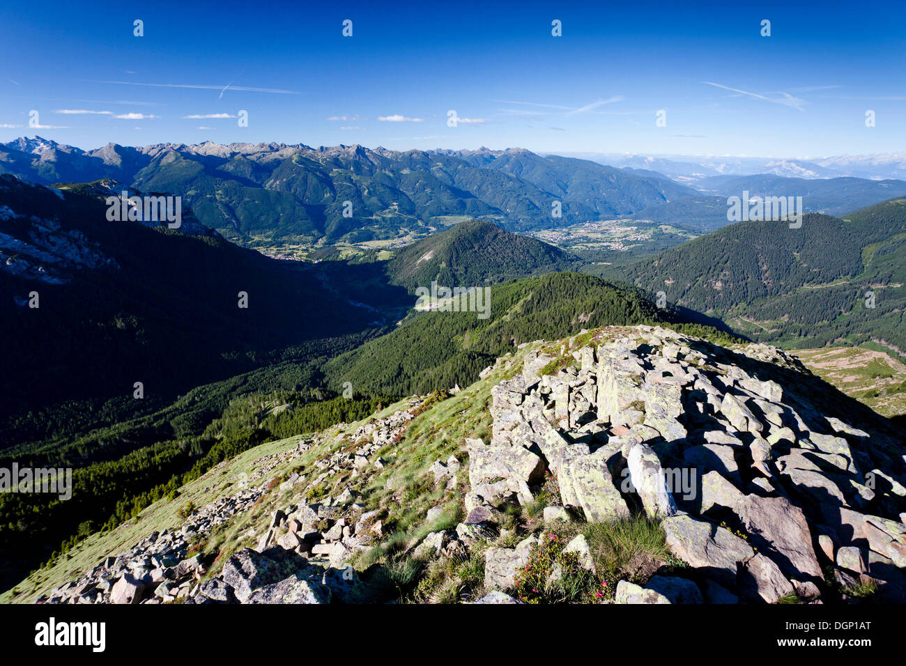 Vista dal vertice il crinale del monte Zanggen al di sopra del cordolo Lavazèjoch, il villaggio di Cavalese al di sotto, Provincia del Trentino Foto Stock