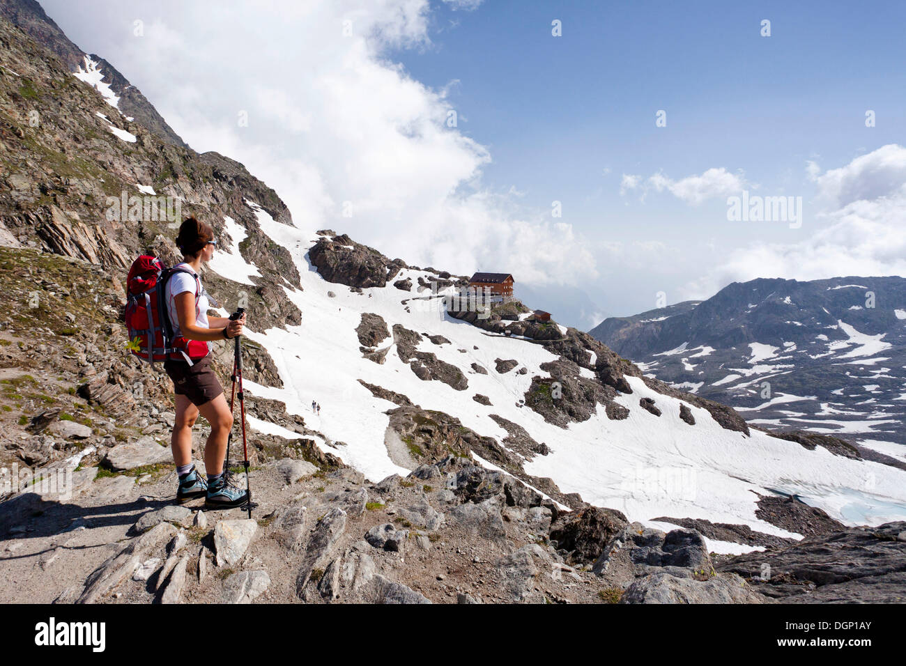 Gli escursionisti a piedi sull'Alta Via di Merano vicino Eisjoechl, vista durante la salita alla Hohe Wilde montagna nel Pfossental Foto Stock