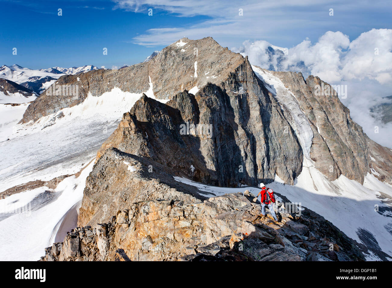 Gli alpinisti durante la discesa dal Hohen Angulus montagna, regione dell'Ortles, con Ortles e Vertainspitz Mountain Foto Stock