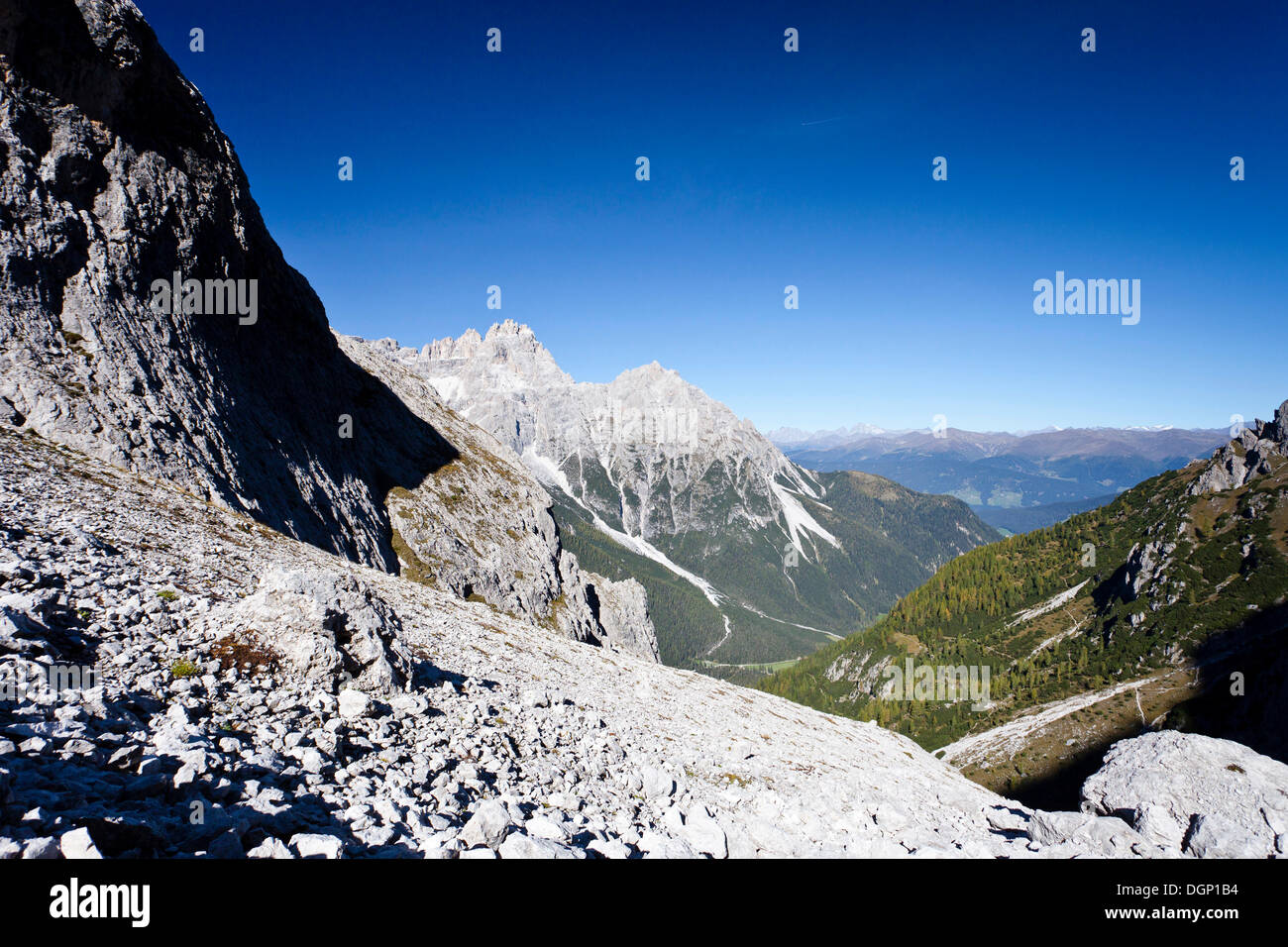 Escursionista durante la salita al Monte Alpinisteig attraverso la valle di Fischlein sopra il rifugio Talschlusshuette, con Foto Stock