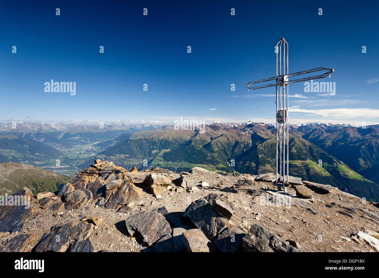 Vertice di croce sulla Orgelspitz o Laaser Spitz montagna sopra Lasa, Val Venosta con Alta Val Venosta nella parte posteriore, Alto Adige, Italia Foto Stock