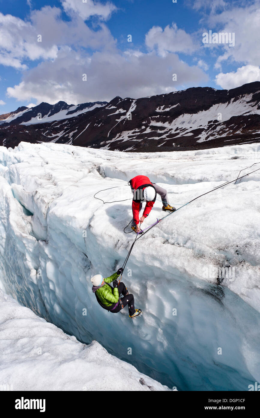 Gli alpinisti sul ghiacciaio Zufallferner in un crepaccio rescue, Martelltal valley, provincia di Bolzano, Italia, Europa Foto Stock