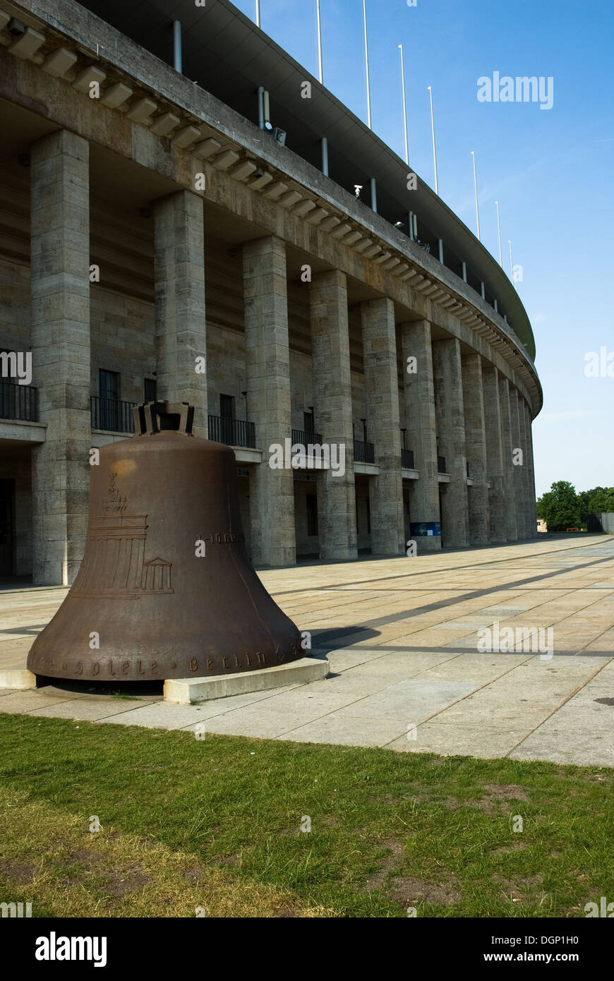 Berlino, Germania, la campana olimpica nello Stadio Olimpico di Berlino Foto Stock