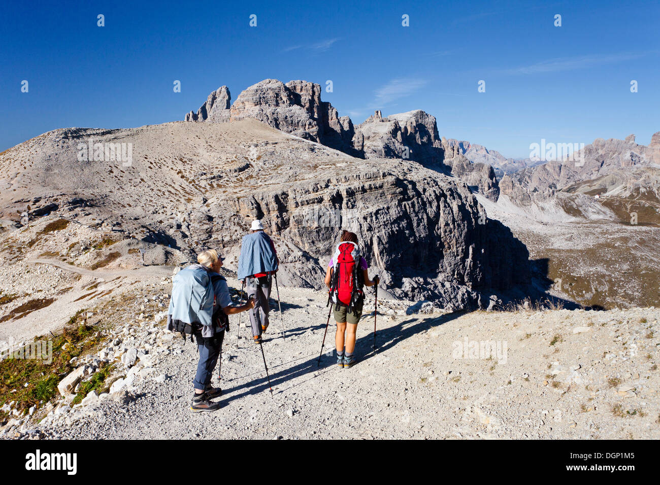 Gli escursionisti a piedi sulla montagna Buellelejoch, Paternkofel mountain e Dreizinnenhuette rifugio di montagna sul retro Foto Stock