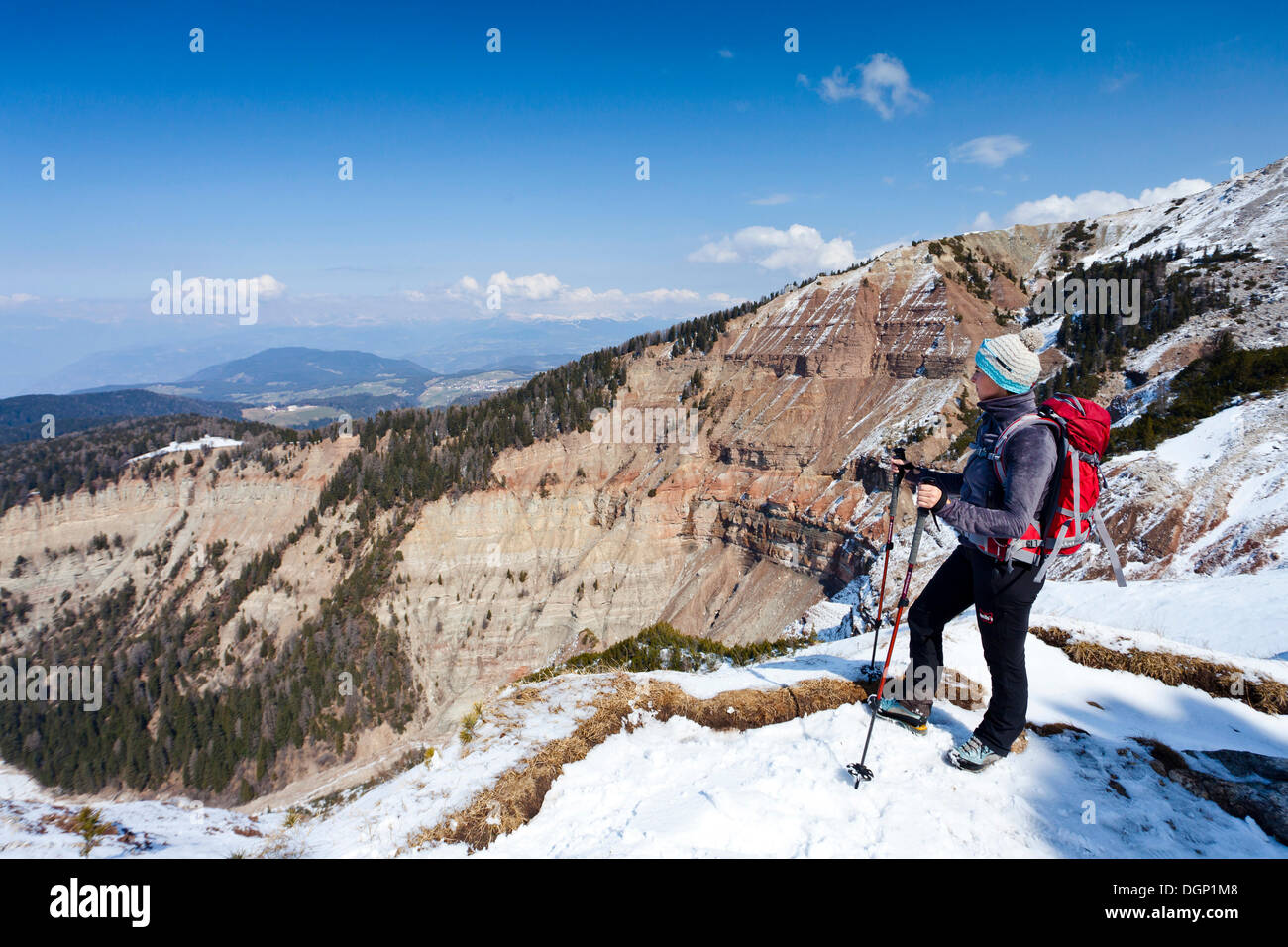 Escursionista Weisshorn arrampicata in montagna, proveniente da Redagno, passando Zirmsteig mountain, sopra Bletterbachschlucht gorge Foto Stock