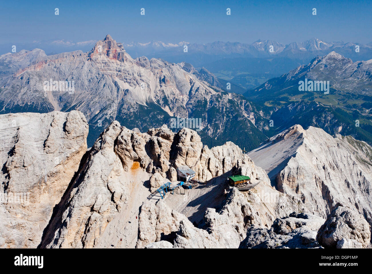 Rifugio Lorenzi rifugio di montagna e la Forcella Staunies, Hohe Gaisl montagna all'indietro, via ferrata, Belluno Dolomiti Foto Stock