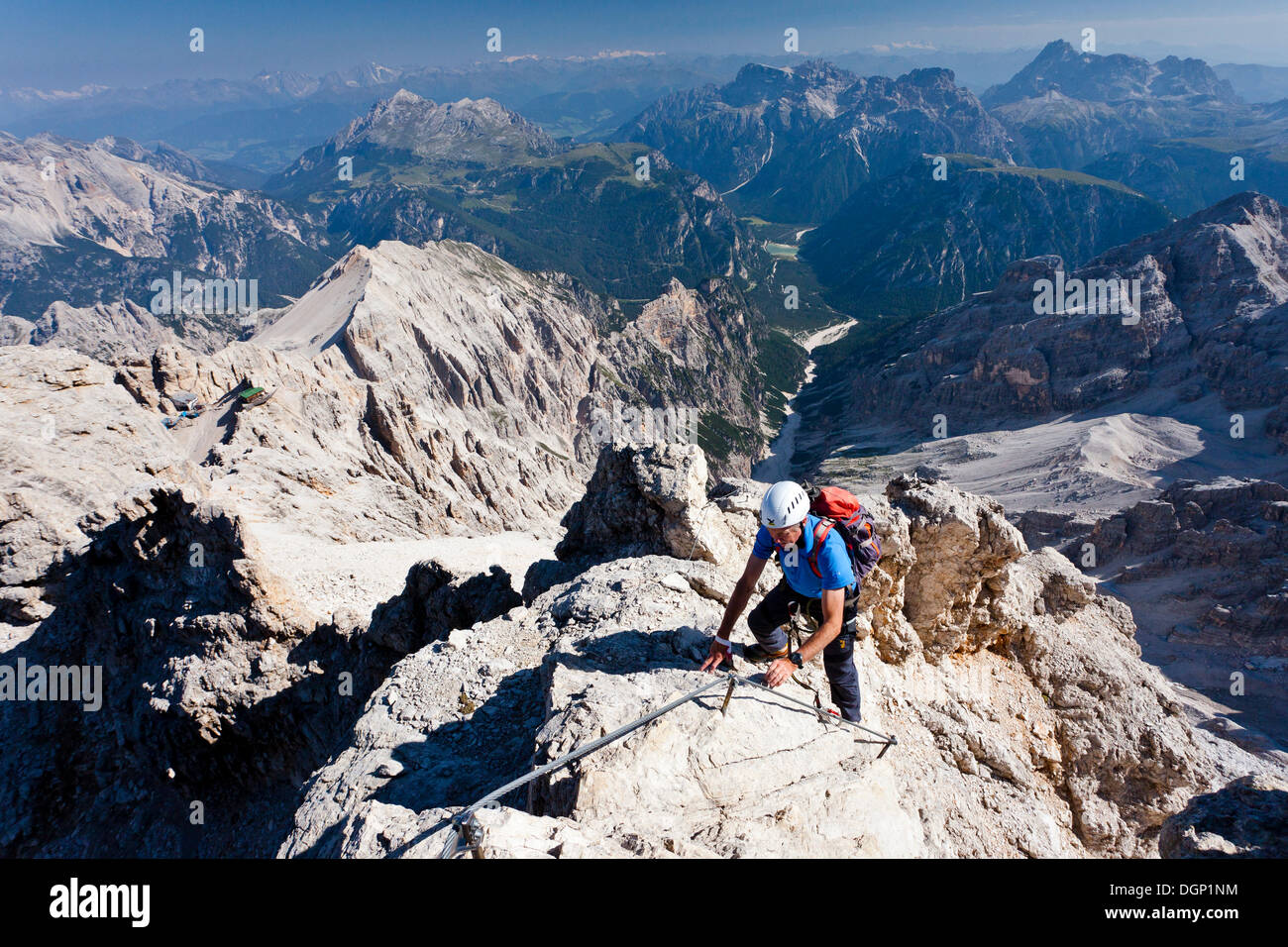 Gli alpinisti decending lungo la Via Ferrata Marino Bianchi arrampicata sul Monte Cristallo, Belluno, Dolomiti, Italia Foto Stock