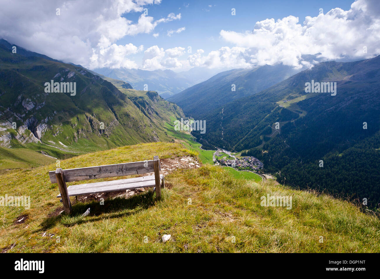 Visualizzare durante la discesa dalla montagna Seelenkogel nella valle Pfelderertal sopra il villaggio di Plan, Alto Adige, Italia Foto Stock