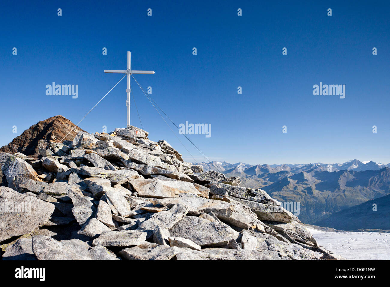 Vertice di croce sulla montagna Fernerkoepfl nelle Vedrette di Ries della Val Pusteria, guardando verso Schneebige Monte Nock Foto Stock