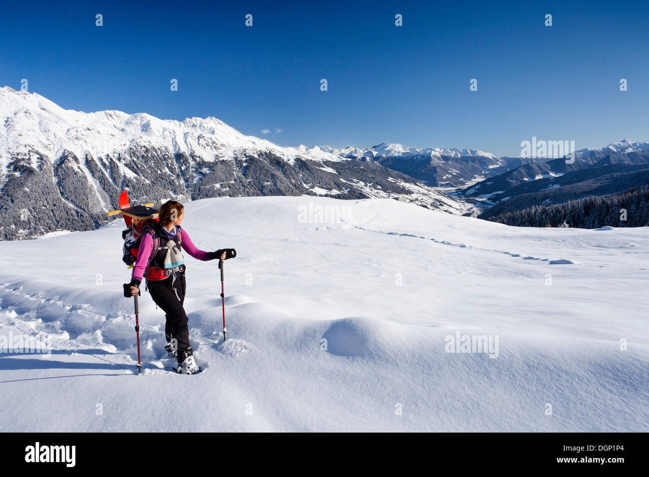 Gli escursionisti con racchette da neve durante la salita alla Jagelealm pascolo alpino, affacciato sulla valle Ridnauntal, Rosskopf Mountain e la Telfer Foto Stock