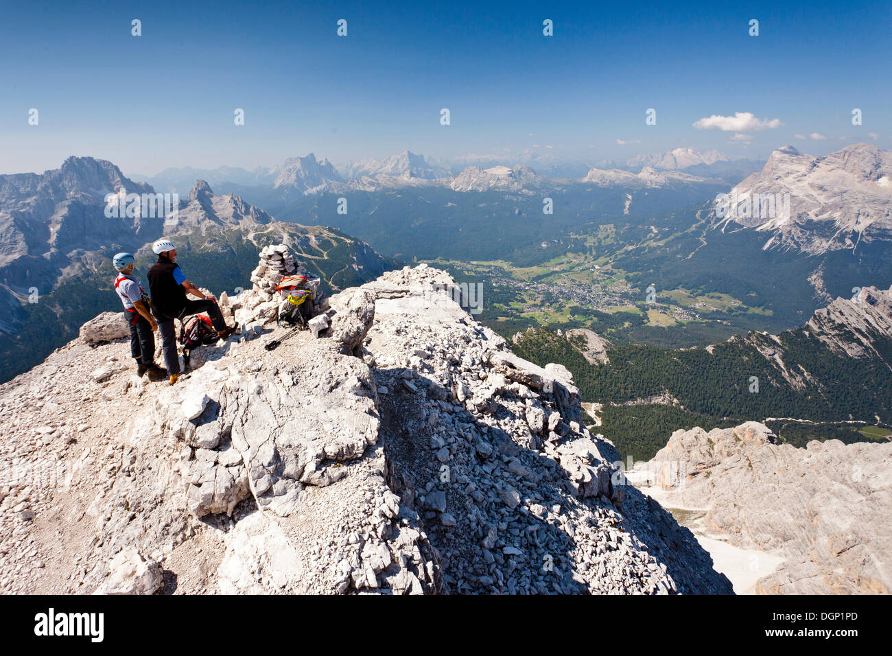 Gli alpinisti sulla cima del Cristallo di mezzo Montagna dopo salendo la Via Ferrata Marino Bianchi arrampicata su Foto Stock