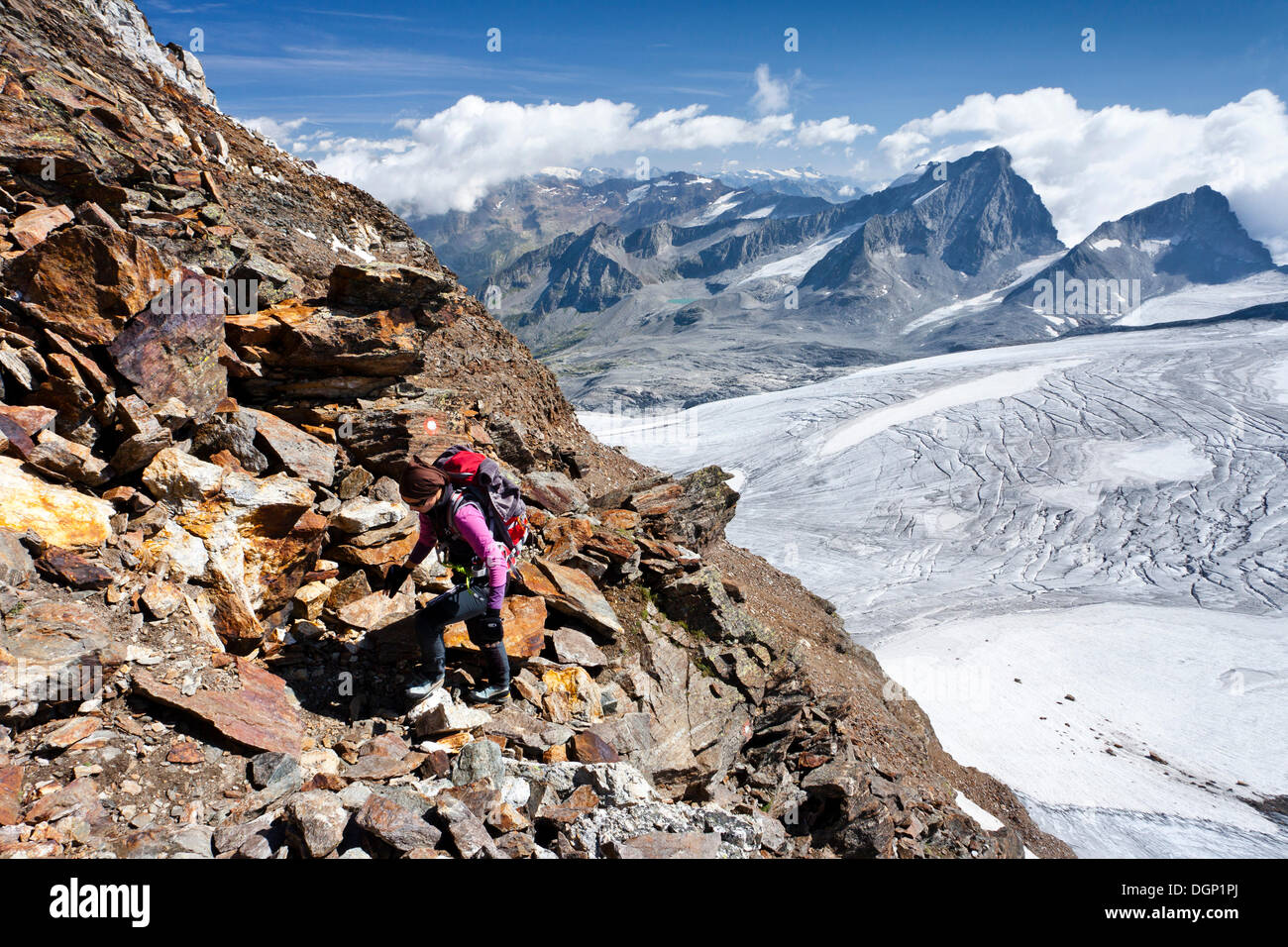 L'alpinista ascendente Schneebiger Nock Mountain, guardando verso la montagna di Collalto, Alto Adige, Italia, Europa Foto Stock