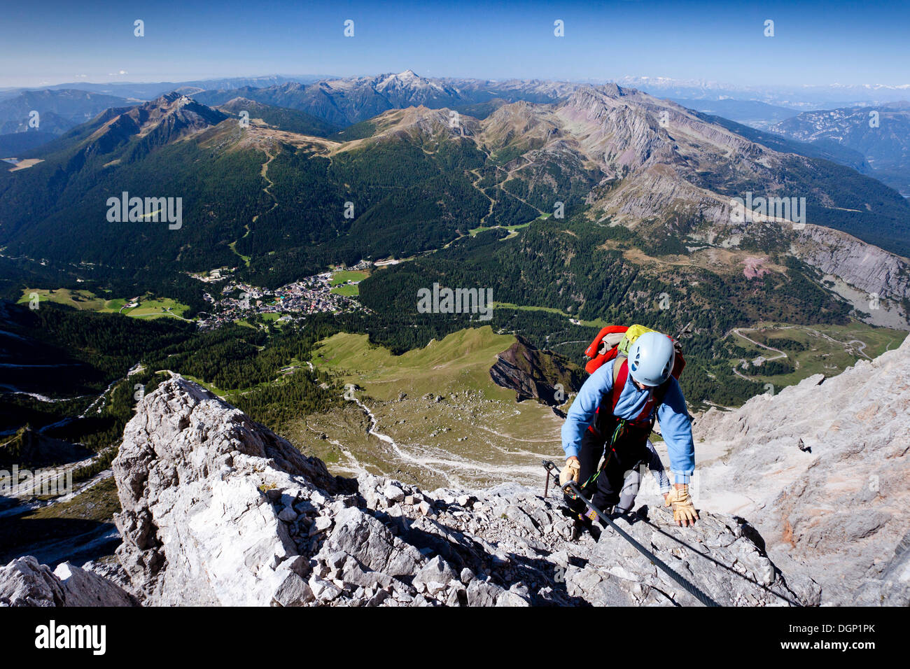 Gli alpinisti mentre salendo la Via Ferrata Bolver-Lugli arrampicata sulla Cima Vezzena montagna nella Pala gruppo, sotto la Foto Stock