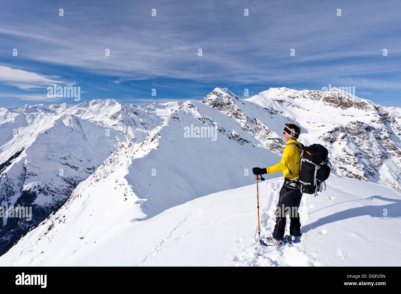 Cross-country sciatore sulla cima della montagna Ellesspitze in Pflerschtal valley, Hocheck Mountain nella parte posteriore, Alpen, Europa Foto Stock
