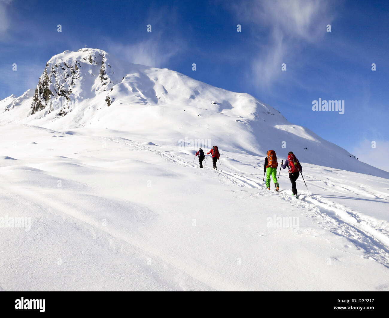 I fondisti salendo una montagna, oberhalb von Bichl, Racines, Alto Adige Provincia, Trentino-Alto Adige, Italia Foto Stock