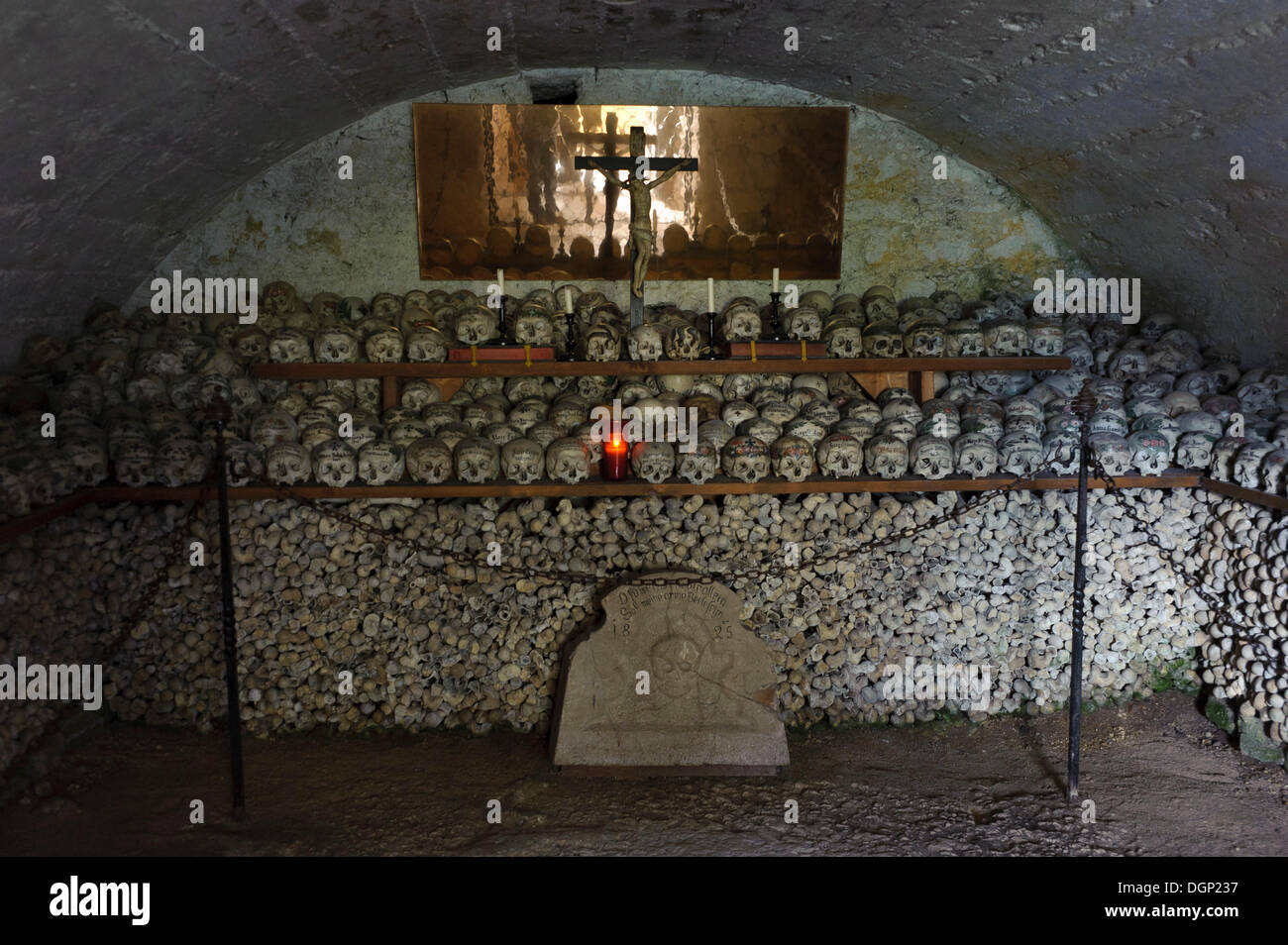 Ossario con teschi e le ossa di morti, Hallstatt, Salzkammergut, Austria superiore, Austria Foto Stock