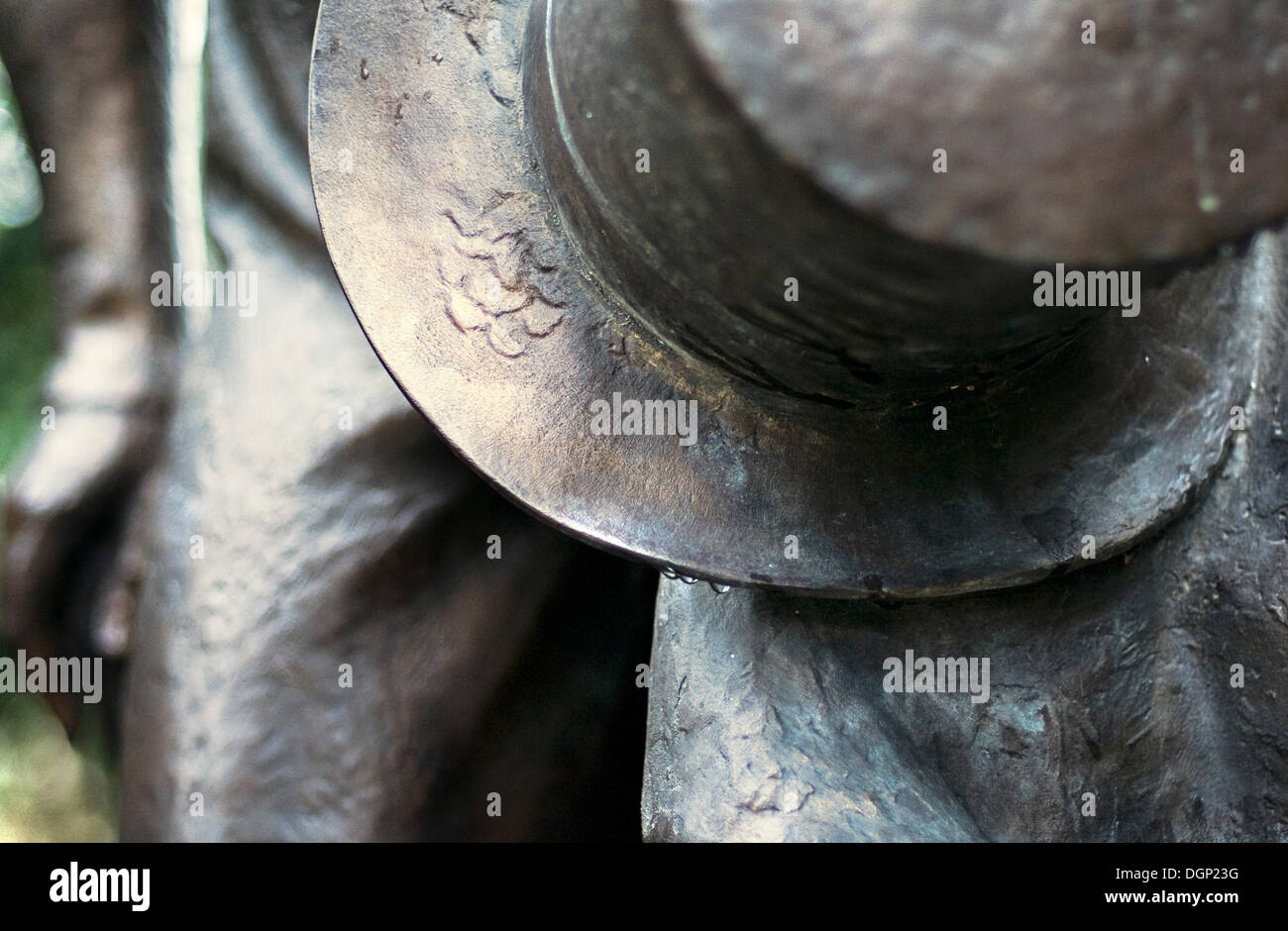 Gocce d'acqua sulla scultura di metallo Foto Stock