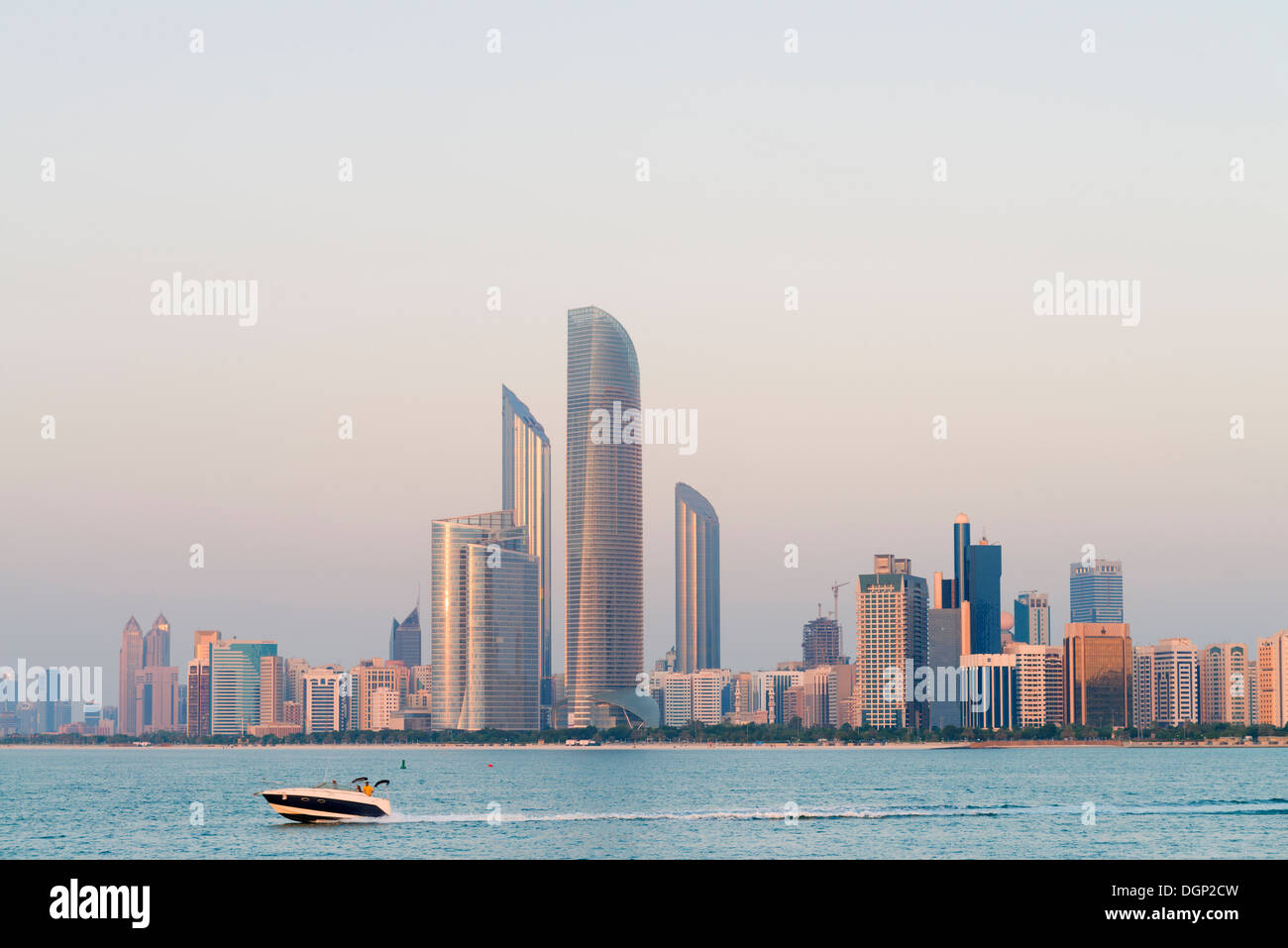Vista di un moderno skyline sul lungomare di Abu Dhabi Emirati Arabi Uniti EMIRATI ARABI UNITI Foto Stock Vista di un moderno skyline sul lungomare di Abu Dhabi Emirati Arabi Uniti EMIRATI ARABI UNITI Foto Stock