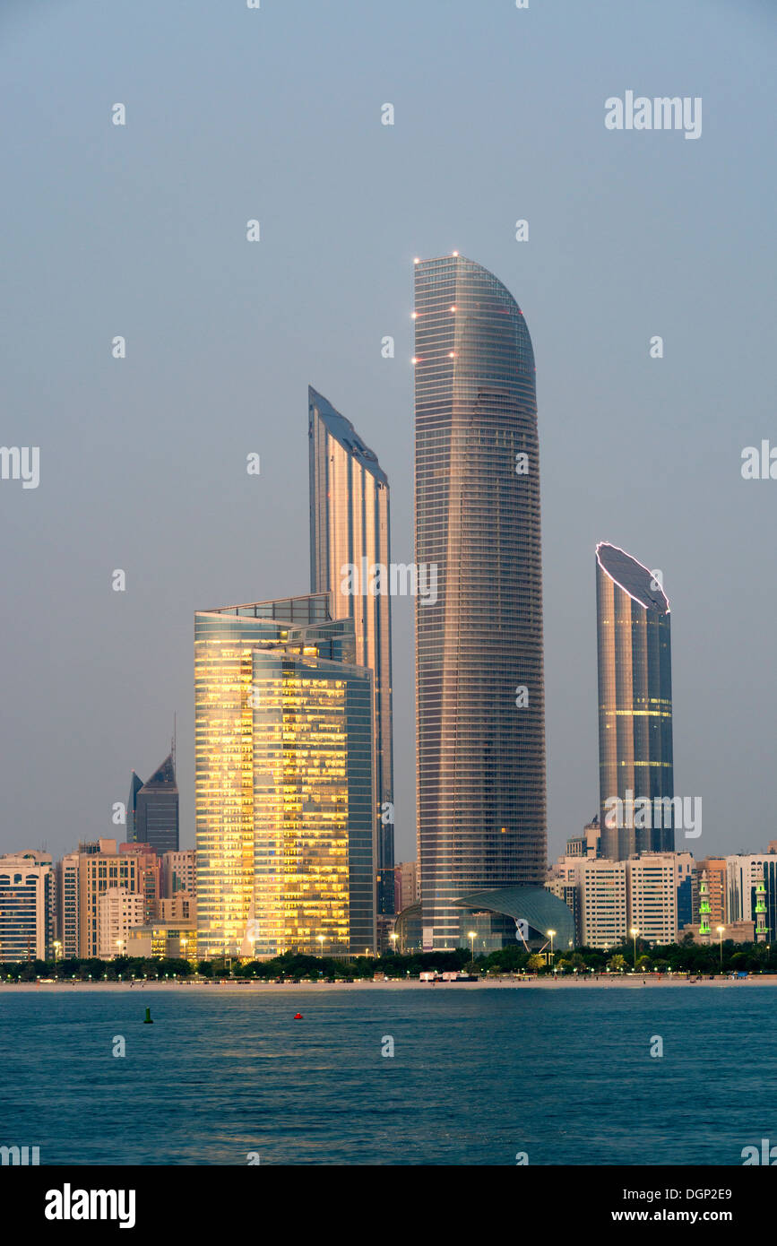 Vista delle torri moderne sul lungomare di Abu Dhabi negli Emirati Arabi Uniti EMIRATI ARABI UNITI Foto Stock Vista delle torri moderne sul lungomare di Abu Dhabi negli Emirati Arabi Uniti EMIRATI ARABI UNITI Foto Stock