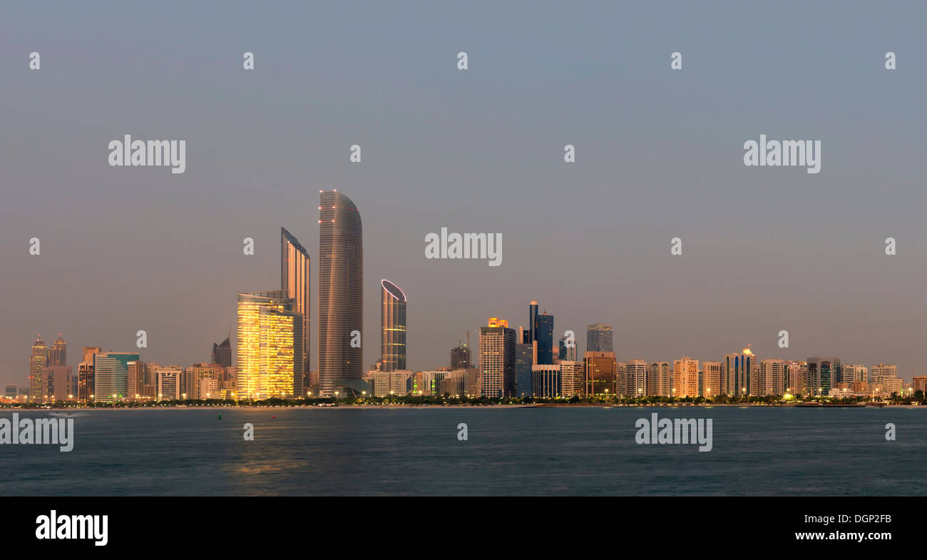 Skyline serale vista di Abu Dhabi negli Emirati Arabi Uniti EMIRATI ARABI UNITI Foto Stock