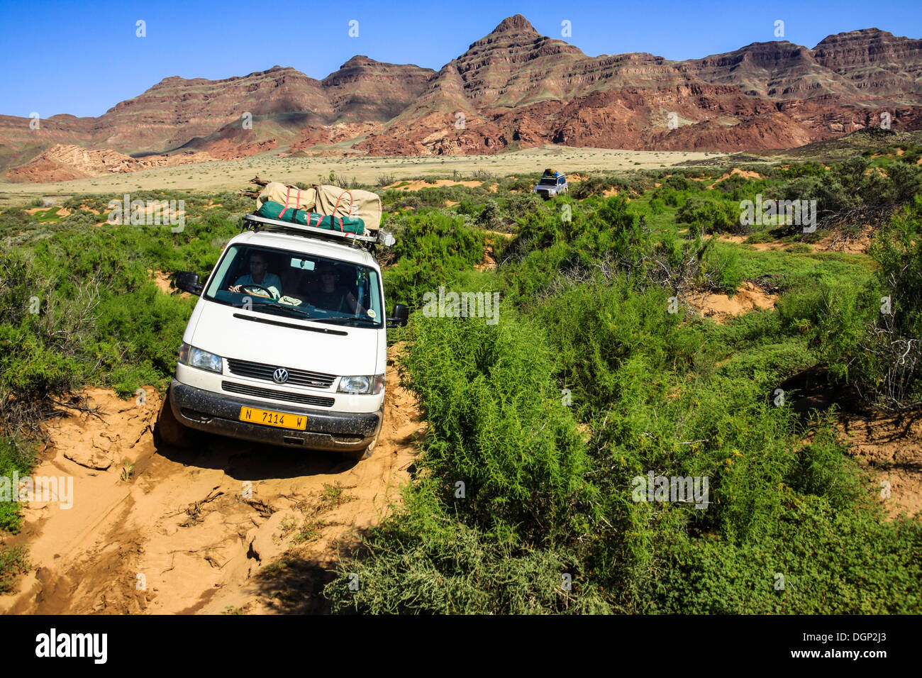 4x4 veicolo in marcia nella Huab, effimero stream, zone umide, area Damaraland, Namibia, Africa Foto Stock