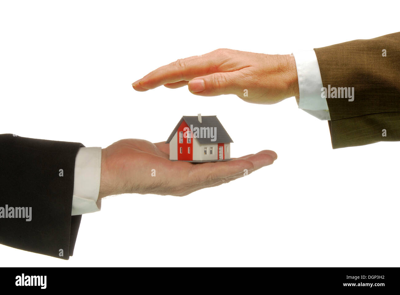 Una mano che tiene una casa, un altro per la protezione, simbolo immagine per la tutela della proprietà Foto Stock