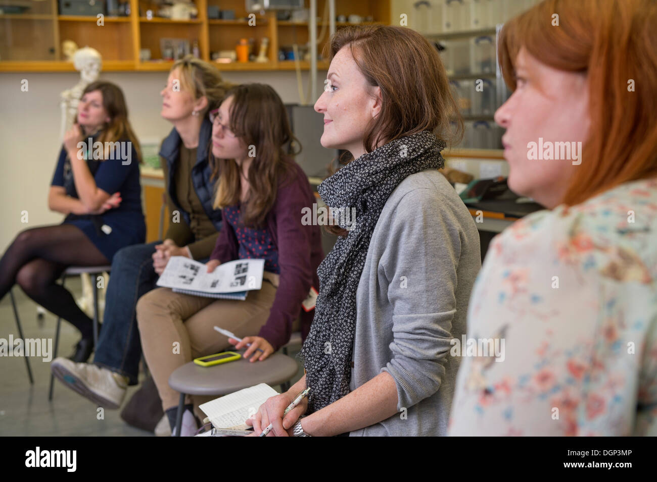 Gli studenti per ascoltare una conferenza di un antropologo Forense presso l Istituto di medicina legale dell'università di Cranfield, Shrivenham vicino Swi Foto Stock