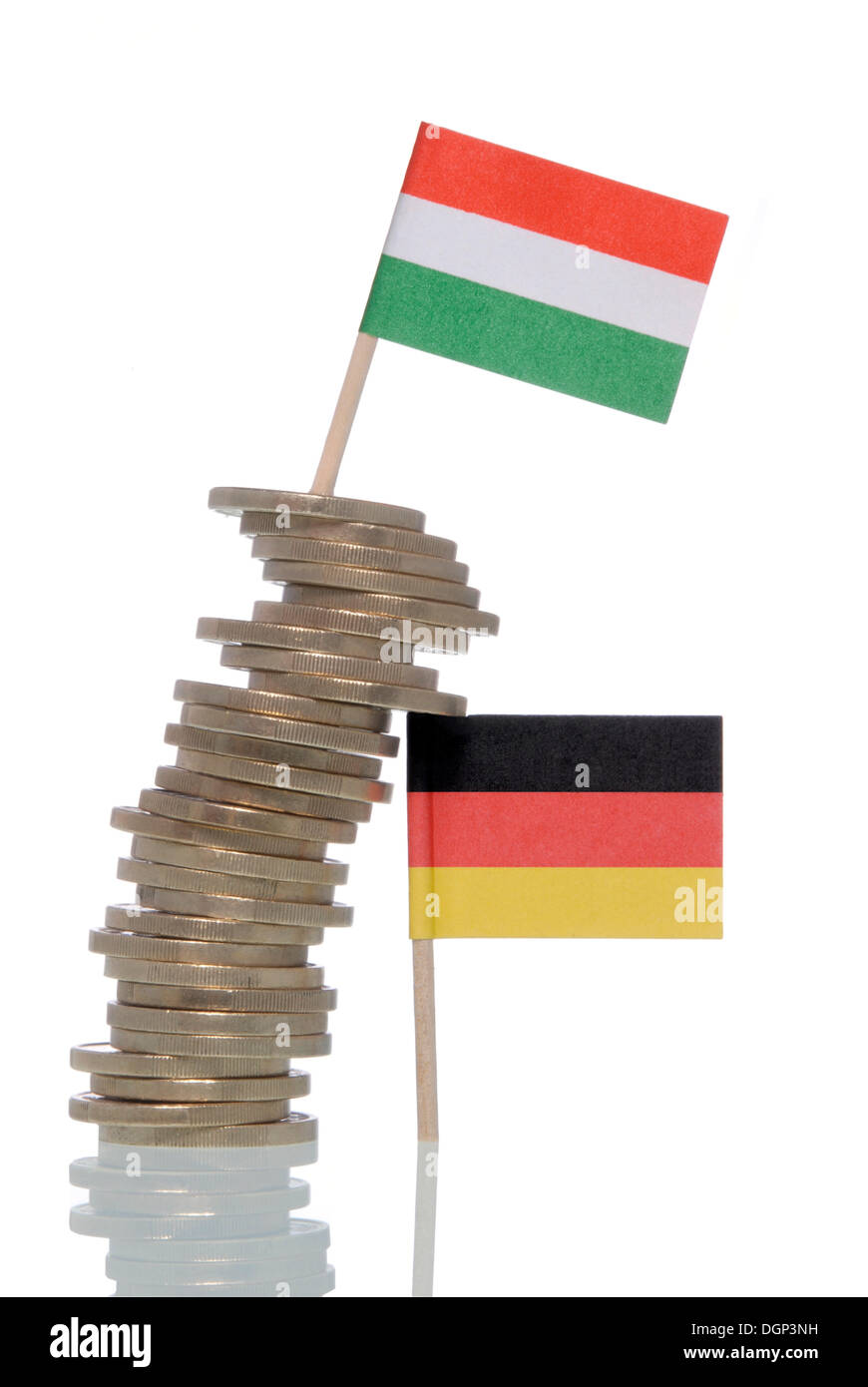 Traballante pila di monete in Euro supportato da una bandiera tedesca, una bandiera ungherese sulla parte superiore, immagine simbolica per la crisi finanziaria dell'Euro Foto Stock