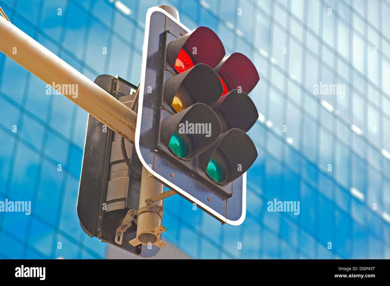 Il semaforo di fronte a una facciata moderna, Auckland, Regione di Auckland, Nuova Zelanda Foto Stock