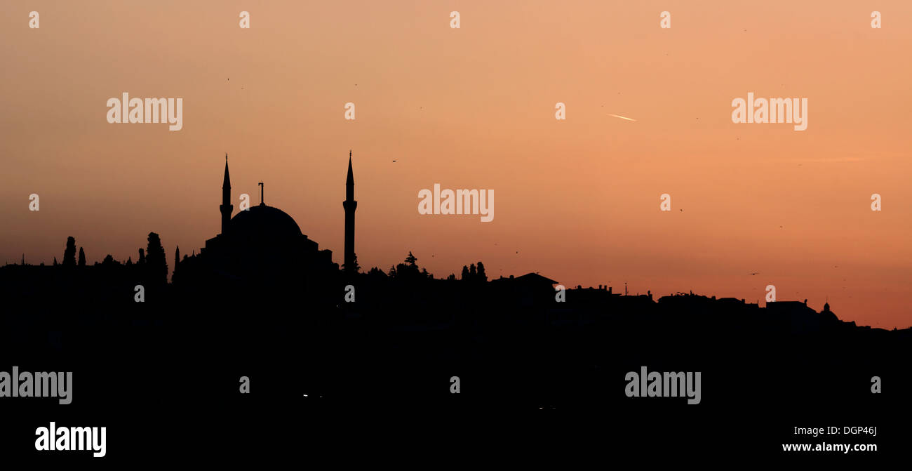 Istanbul, Turchia, la silhouette della Moschea Fatih al tramonto Foto Stock