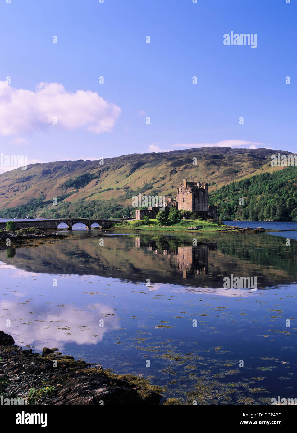 Eilean Donan Castle vicino a Dornie, Western Ross, Loch Alsh, Highlands, Scotland, Regno Unito, Europa Foto Stock