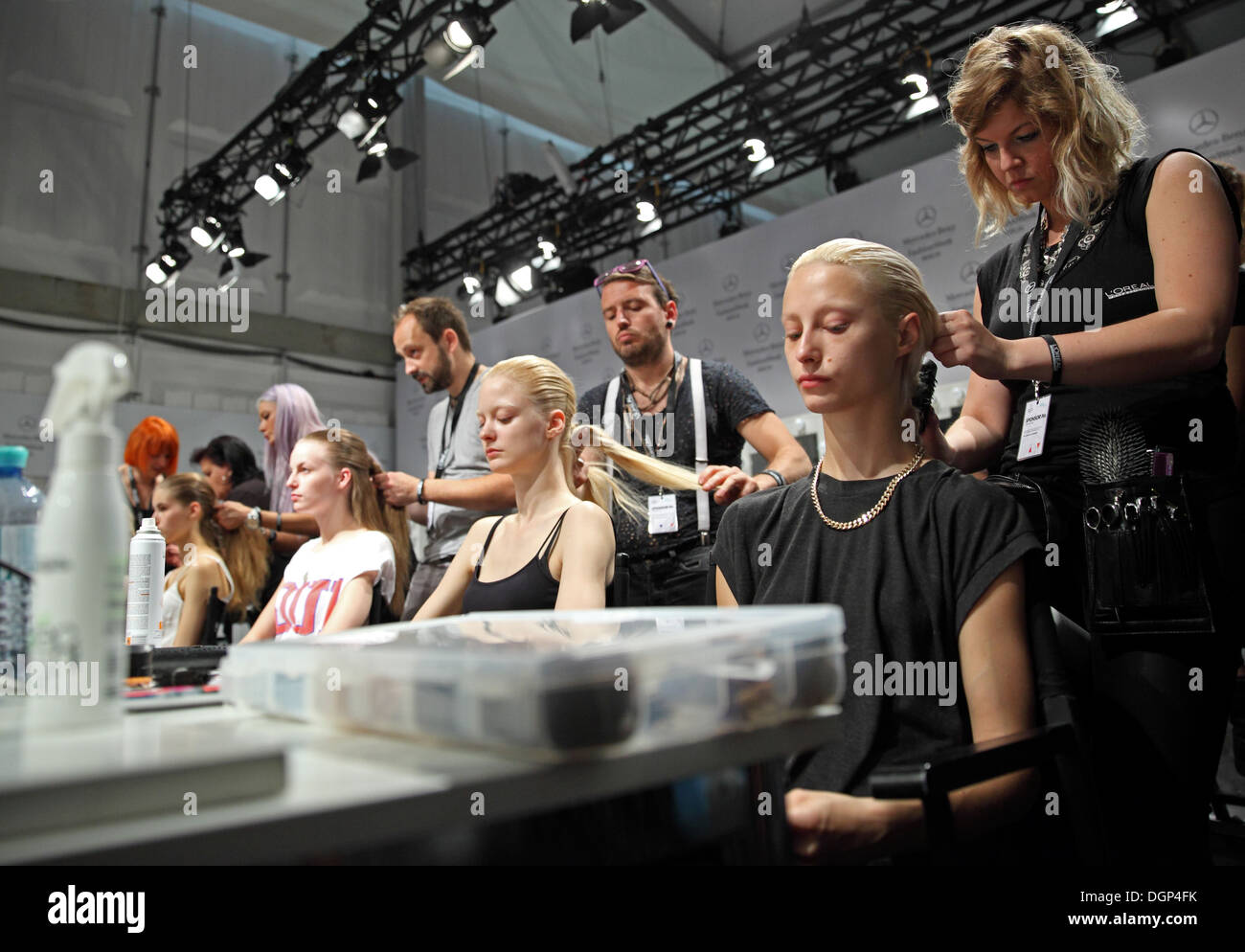 Berlino, Germania, hair styling dei modelli alla Settimana della Moda Foto Stock