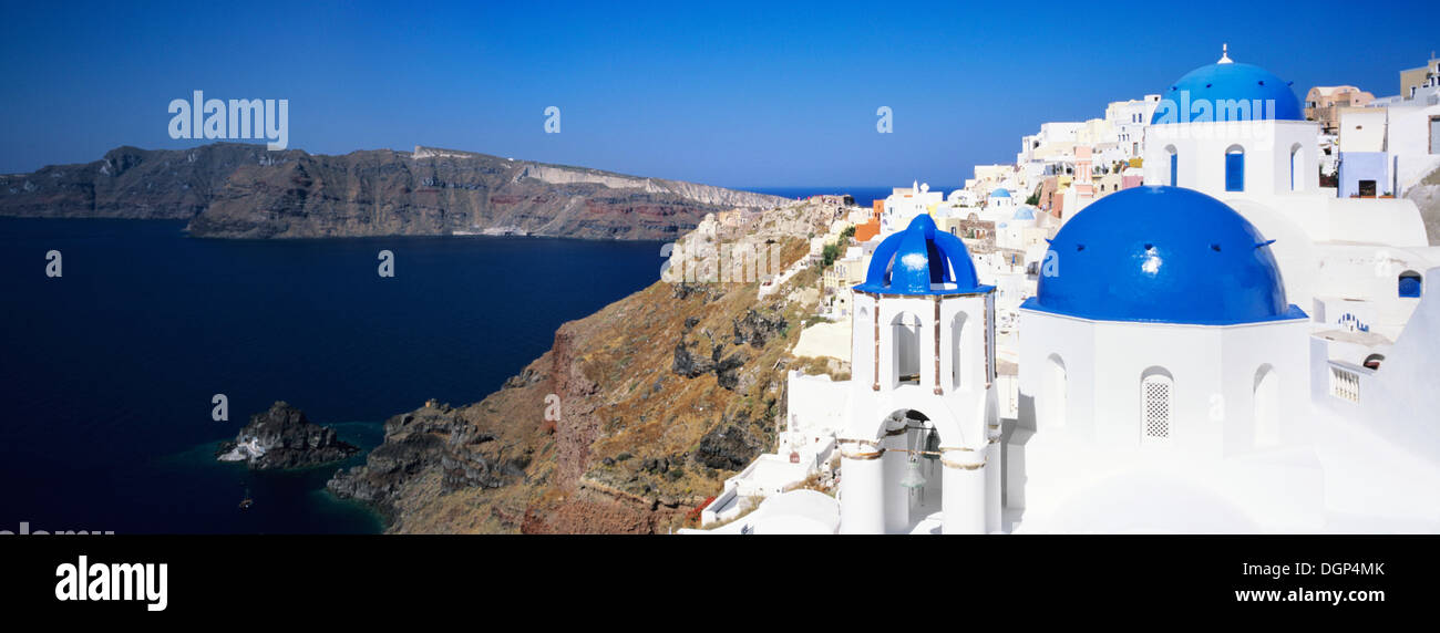 Chiesa con cupole blu, Oia - Santorini, Cicladi Grecia, Europa Foto Stock
