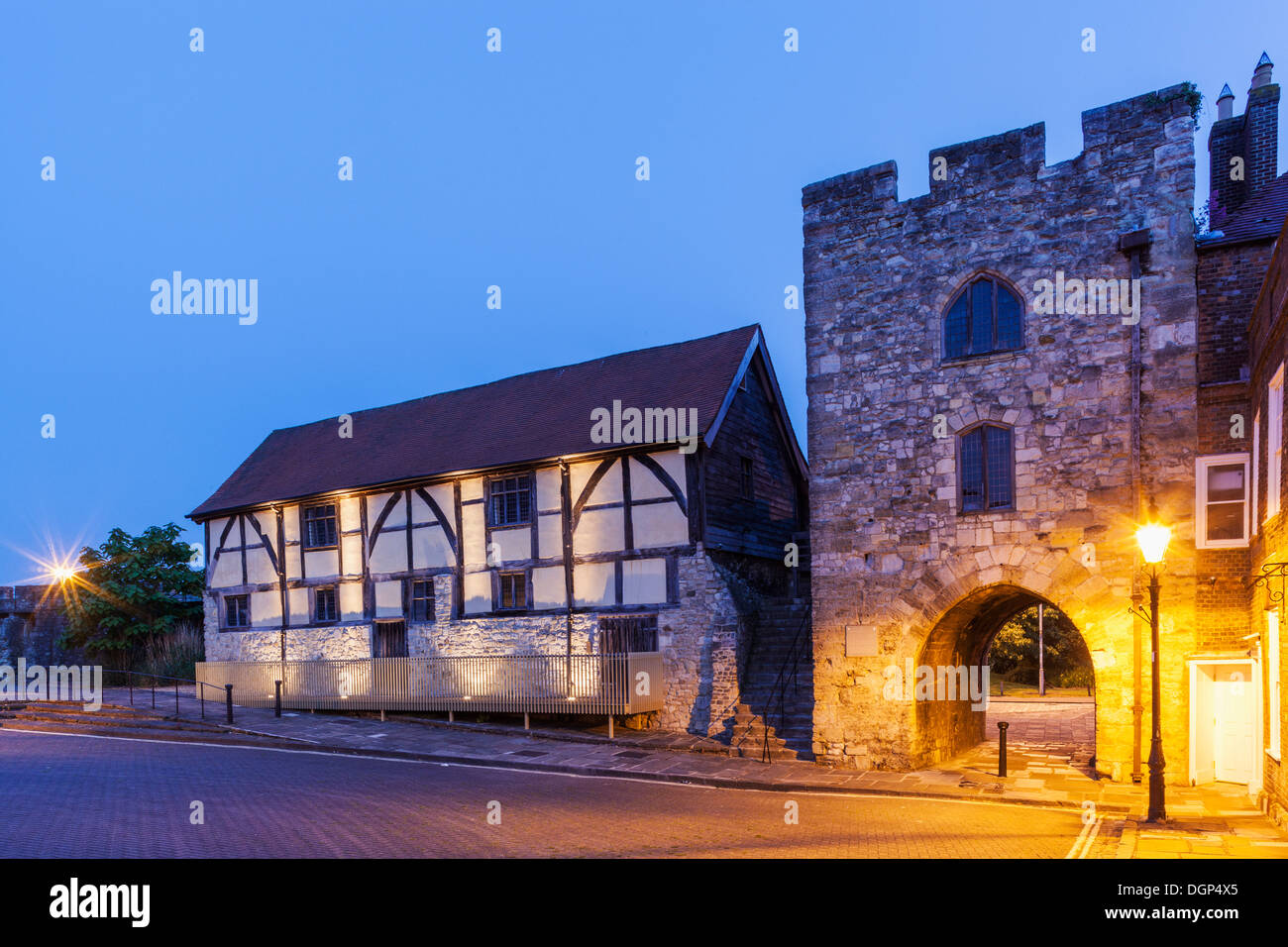 Inghilterra, Hampshire, Southampton, Tudor mercanti Hall e Westgate al crepuscolo Foto Stock