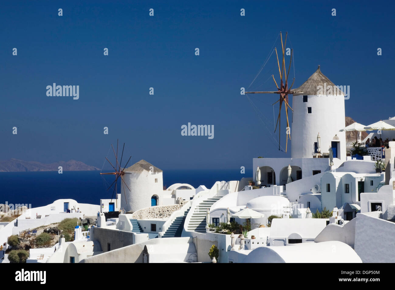 Due mulini a vento tra case bianche, Oia - Santorini, Cicladi Grecia, Europa Foto Stock