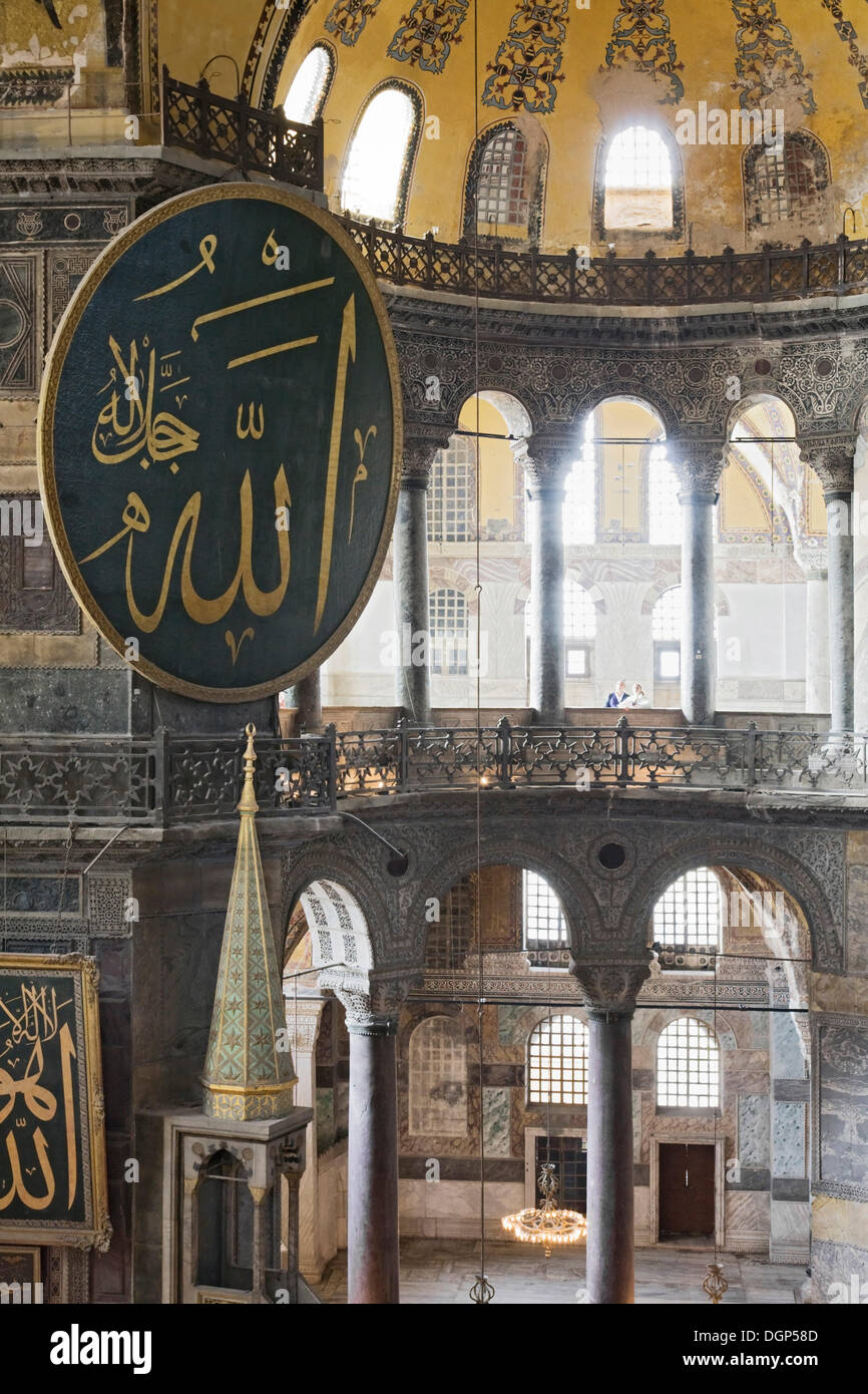 Vista dalla galleria di Hagia Sofia verso il pulpito, minbar, Hagia Sophia, Istanbul, Turchia Foto Stock