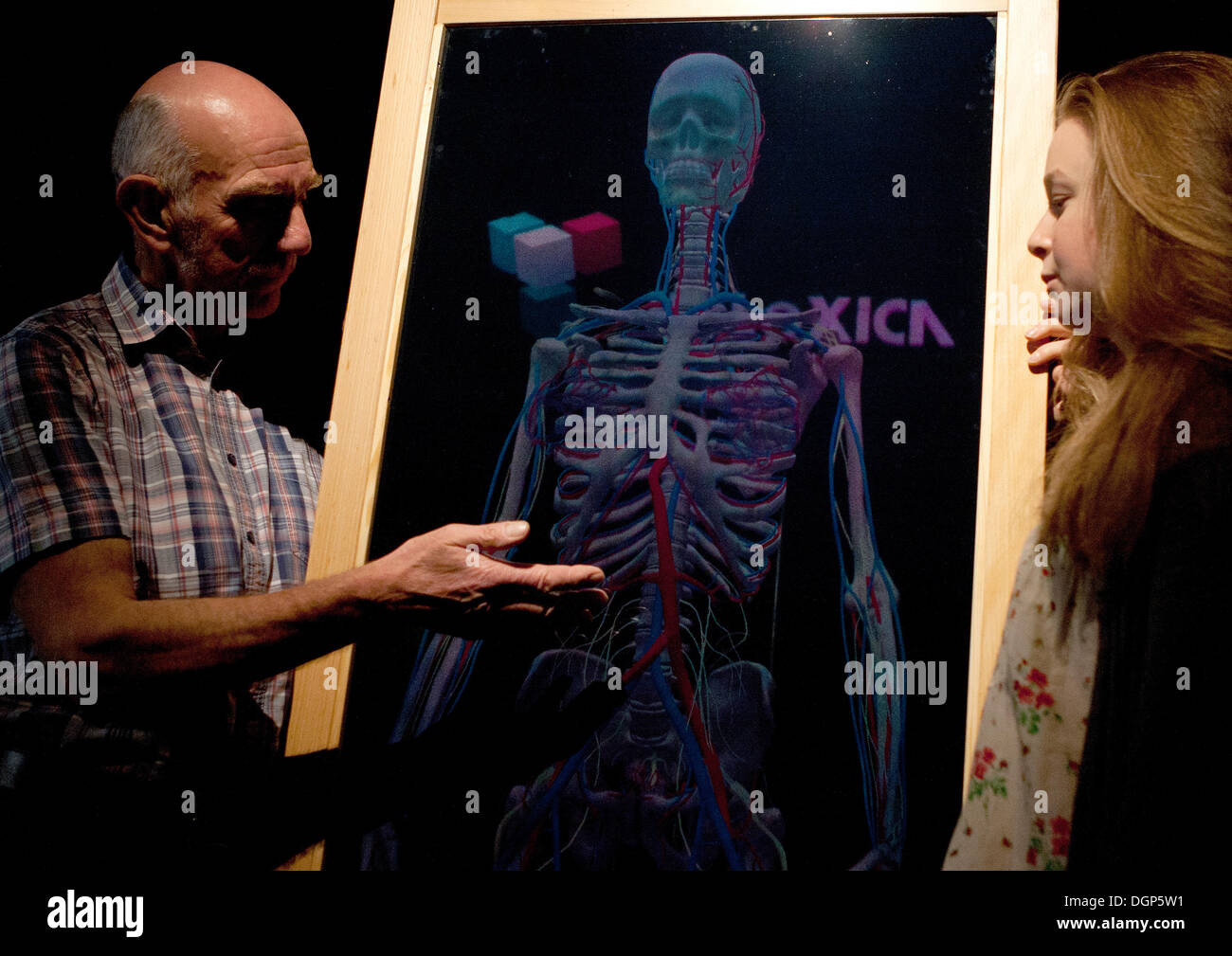 Edinburgh, Regno Unito. 24 ott 2013. Professore universitario Gordon Findlater presente una immagine 3D del corpo femmina di tre strati sintetici, l'Ologramma di 1.7 metri alto è stato prodotto da anatomists università e società scozzese Holoxica. Foto di pak@ Mera/Alamy Live News Foto Stock