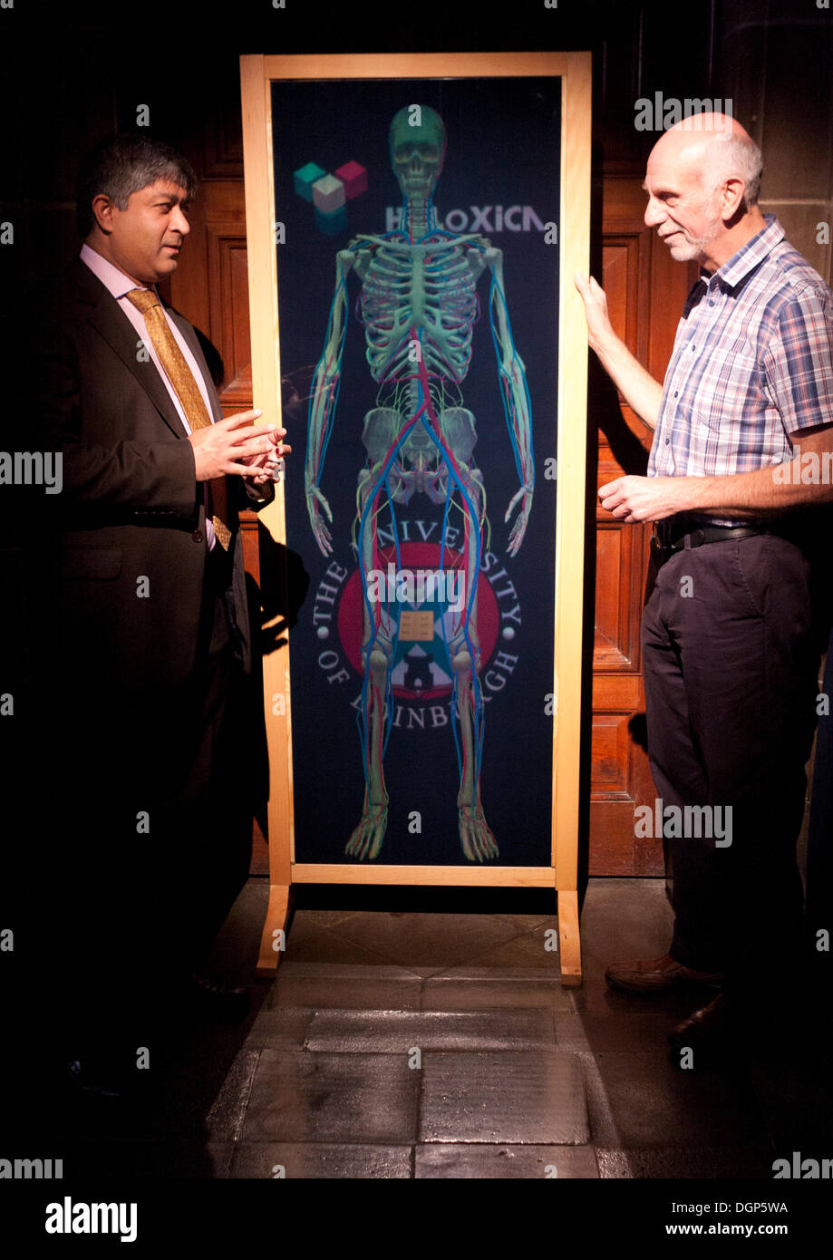 Edinburgh, Regno Unito. 24 ott 2013. Professore universitario Gordon Findlater presente una immagine 3D del corpo femmina di tre strati sintetici, l'Ologramma di 1.7 metri alto è stato prodotto da anatomists università e società scozzese Holoxica. Foto di pak@ Mera/Alamy Live News Foto Stock