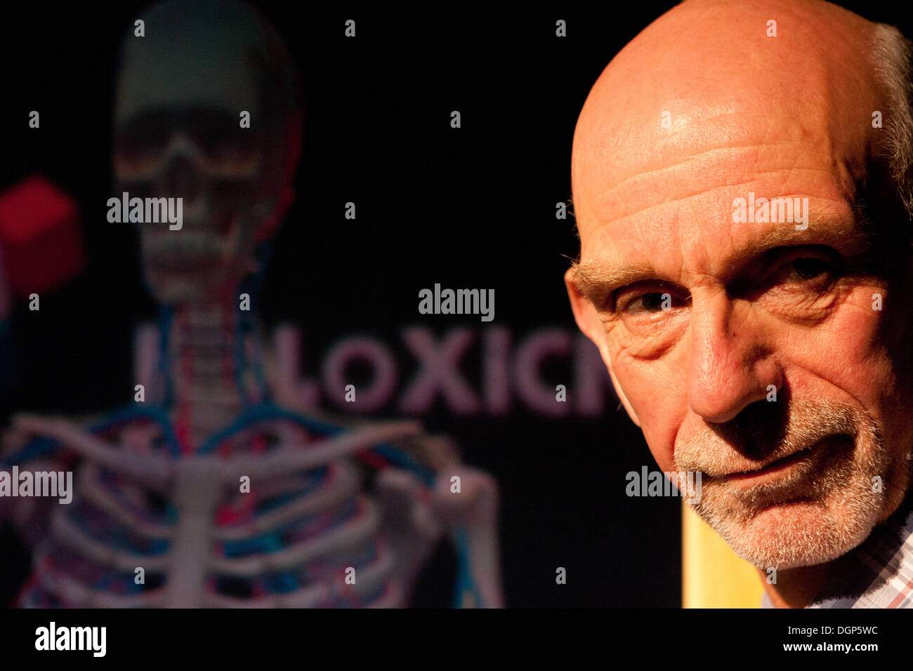 Edinburgh, Regno Unito. 24 ott 2013. Professore universitario Gordon Findlater presente una immagine 3D del corpo femmina di tre strati sintetici, l'Ologramma di 1.7 metri alto è stato prodotto da anatomists università e società scozzese Holoxica. Foto di pak@ Mera/Alamy Live News Foto Stock