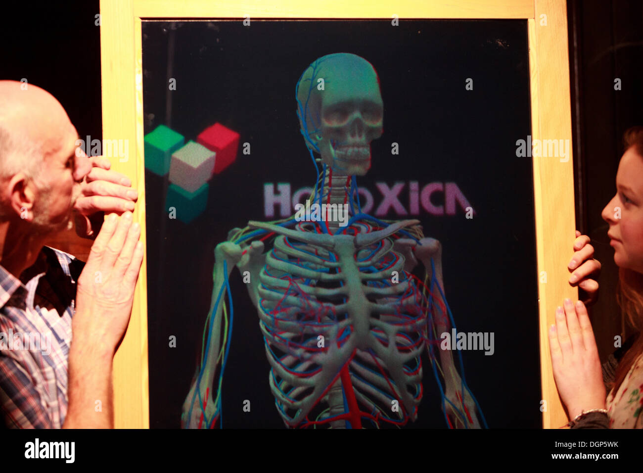 Edinburgh, Regno Unito. 24 ott 2013. Professore universitario Gordon Findlater presente una immagine 3D del corpo femmina di tre strati sintetici, l'Ologramma di 1.7 metri alto è stato prodotto da anatomists università e società scozzese Holoxica. Foto di pak@ Mera/Alamy Live News Foto Stock