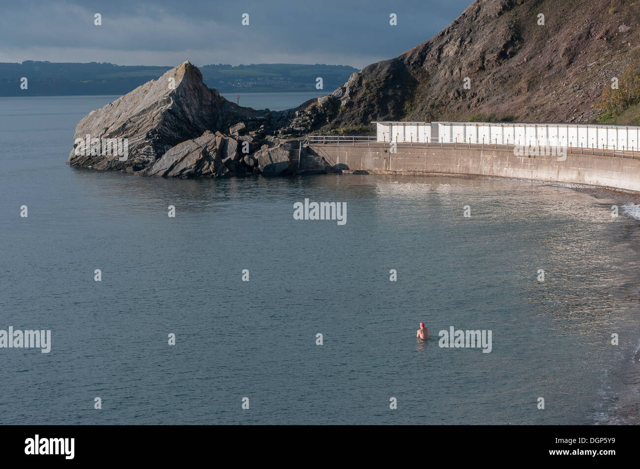 Nuoto a Meadfoot beach,Torquay, spiaggia, Cliff, costa, devon, house, meadfoot, oceano, rock, Rocky, mare, ghiaia, ripida, torbay Foto Stock