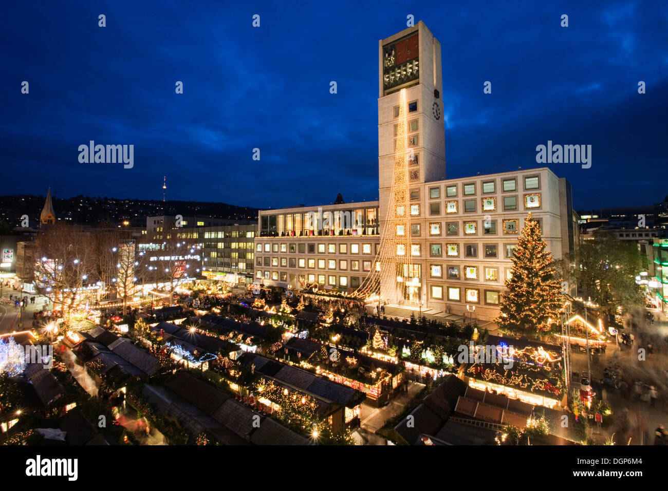 Mercatini di Natale presso la piazza del mercato con il Municipio, Stoccarda, Baden-Wuerttemberg Foto Stock